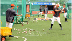 [포토] 한화 ‘비가와도 훈련은 열심히!’