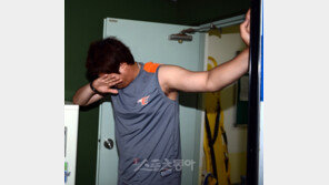 [포토] 카메라 등장에 자다 깬 류현진 ‘비몽사몽’