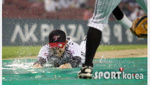 [포토] 이종혁, 시구 못하는 아쉬움에 우천세레머니라도!