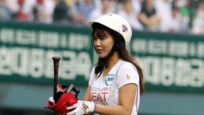 [포토] LG 배트걸 ‘멜빵바지로 귀여움 가득’