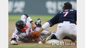 [포토] 김용의, ‘잘 피했지만 아웃이야’