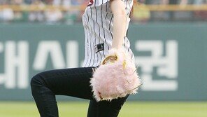 ‘반전 몸매’ 정소민, 얼짱 시구 ‘깜찍 발랄’