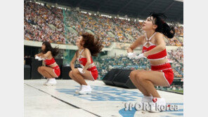 [포토] LG 치어리더, 핫팬츠 입고 ‘쪼그려 앉으니…’