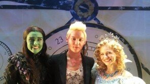 김준수, 뮤지컬 ‘위키드’ 관람 인증샷…‘살이 쏙 빠졌네’