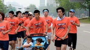 [포토] ‘위대한 아빠’ 션, 쌍둥이 유모차 밀며 마라톤 완주 