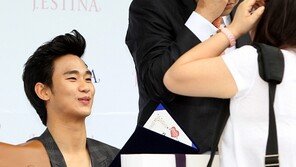 [포토] 김수현, 선물 받고 감탄 ‘뭐라고 쓰여 있길래?’