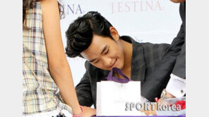 [포토] 김수현, 한 획마다 안간힘…