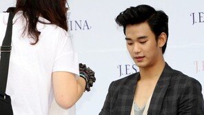 [포토] 김수현, 가방에 친필사인 ‘평생 간직’