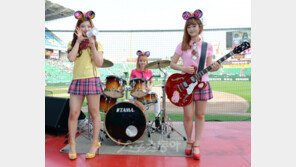 [포토] 와이번스걸 클리나, 귀여움+각선미+실력 고루 갖춘 밴드!