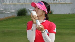 프로 7년차 정혜진 생애 첫 우승…롯데 칸타타 오픈 정상