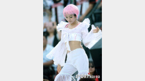 [포토] 롯데 치어리더 김연정, 무리수 의상+핑크 가발 ‘이상해’