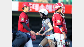 [포토] 롯데 배트걸 신소정, 윤석민 실수에 웃음이~