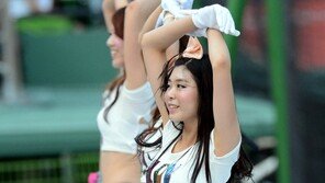 [포토] 치어리더, 아찔한 치마길이에 눈둘 곳 없어