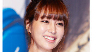 [우먼 동아일보 스타 뷰티] 꿀피부 종결자 이민정의 ‘로맨틱 시크 메이크업’ 따라잡기