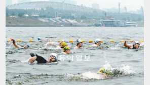 한강수영대회… 물살을 가르는 철인들