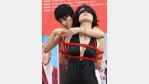 中 ‘성박람회’ 성학대 퍼포먼스에 관람객 ‘우르르’