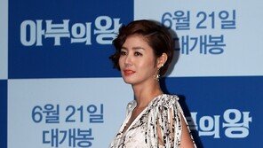 [SD포토] 김성령, 화려한 드레스 사이로 돋보이는 ‘탄력몸매’