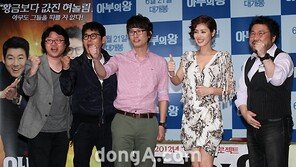 [SD포토] ‘아부의 왕’들 사이 빛나는 미녀 김성령