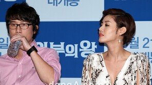 [SD포토] 김성령, 송새벽 바라보는 그윽한 눈빛 ‘목말라’