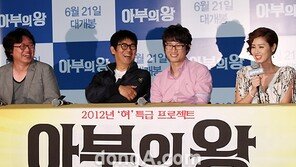[SD포토] 김성령, 아찔 의상에 ‘아부의 왕’들 웃음만…