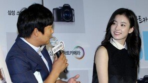 [포토] 한효주, 이수근을 뚫어져라  ‘개그맨 밀착대화 신기했나?’ 