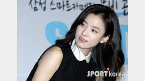 [포토] 한효주, 뭘 봤길래… 미소 거두고 시선고정