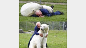 콜라만 잘 사주면 사나운 북극곰과 친구가 될수 있다?