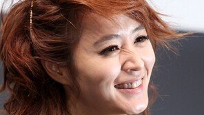[SD포토] 김혜수 빙그레 ‘머리가 헝클어져도 섹시해’