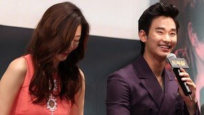 [SD포토] 김수현, 전지현과의 키스신 말하자 전지현 ‘부끄러워’