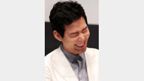 [SD포토] 웃음을 참지 못하는 이정재 ‘개구쟁이 소년같네’