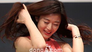 [SD포토] 전지현, 머리 휘날리며 ‘CF찍는 중?’