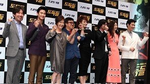 [SD포토] 영화 ‘도둑들’ 감독과 배우들, 손 맞잡고 ‘화이팅!’