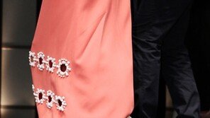 [SD포토] 전지현, 등 훤히 보이는 드레스 ‘품절녀의 반전드레스’