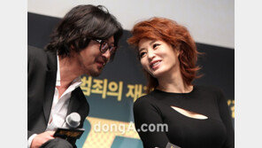 [SD포토] 김윤석-김혜수, 다정하게 ‘소곤소곤’ 무슨 이야기 나눌까?