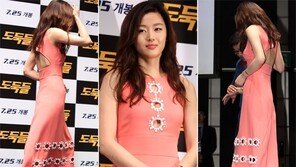 [SD포토] ‘품절녀’ 전지현, 여신 자태 ‘앞뒤 모두 아찔’ 