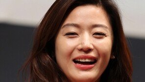 [SD포토] 전지현, 뭘 봤길래 미소를? ‘백만불짜리 미소’ 활짝