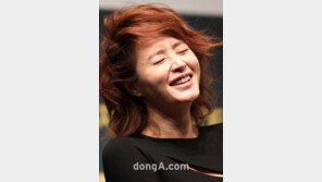 [SD포토] 김혜수, 웃었을 뿐인데 ‘세월의 흔적이…’ 헉