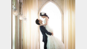 김기욱, 웨딩화보 공개 ‘미모의 방송 작가와 웨딩마치’ 