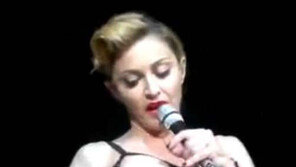 [영상] 마돈나, 무대에서 의도적 ‘가슴’ 노출