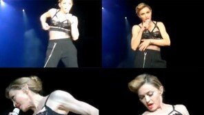 마돈나 돌발행동, 무대서 가슴-속옷 직접 노출 ‘논란’