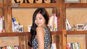 [포토] ‘잔실이’ 배누리, ‘제 어깨라인 섹시하죠?’