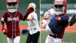 [포토] 턱돌이, 알리 포옹은 거절…그러나 남자답게 ‘번쩍!’