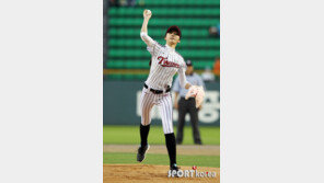 [포토] 장지은, 개념시구 결정판 ‘여배우들 보고있나?’