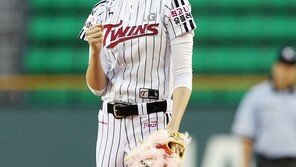 [포토] 장지은, 야구팬도 ‘경악’… 개념시구 끝판왕!