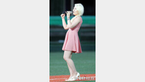 [포토] 알리, 소녀같은 원피스 입고 열창