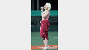 [포토] 알리 ‘이제 바람불어도 열창 가능해요’