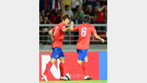 [포토] ‘한국-레바논’ 김보경 축하 해주는 김두현 ‘잘했어~!’