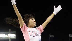 [포토] LG 치어리더 강윤이, 완벽 각선미에 ‘시선집중’