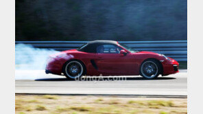 강력한 성능 포르쉐 신형 박스터, “스포츠카의 연비가”  