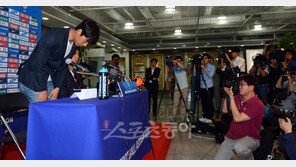 [포토] 박주영, 병역기피 논란으로 고개숙여 인사